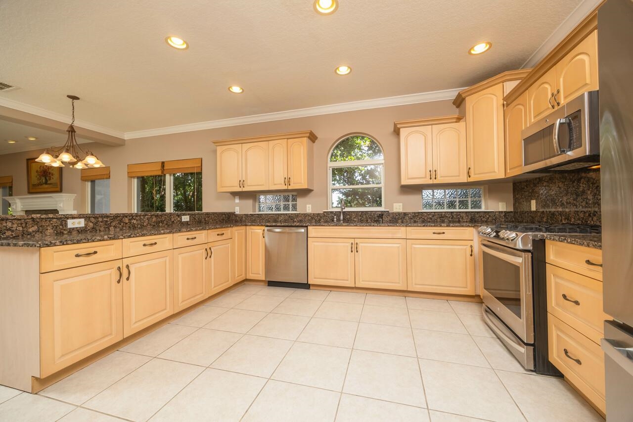 932 Spring Lake Ct
