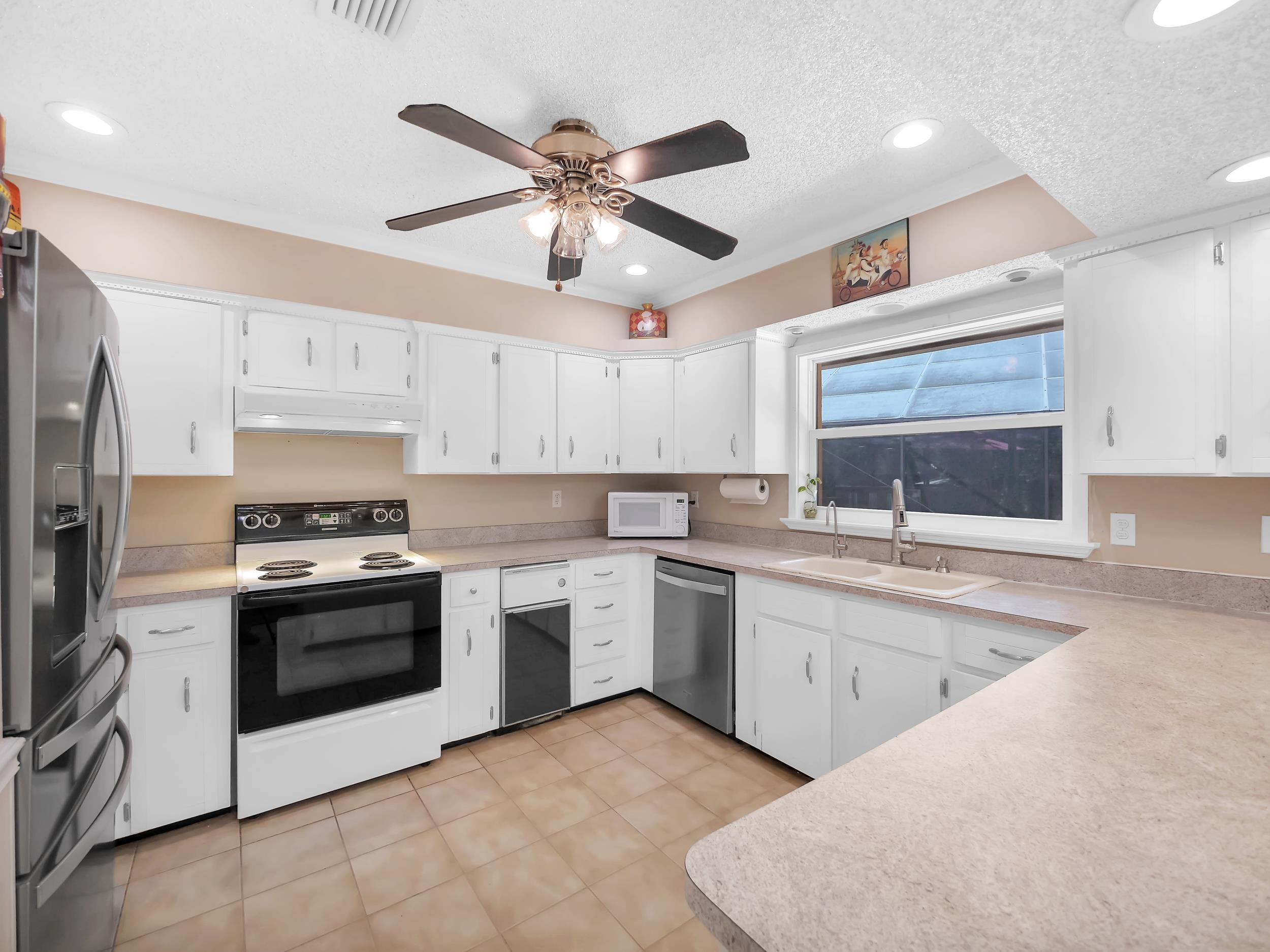 1043 Winterhawk Dr