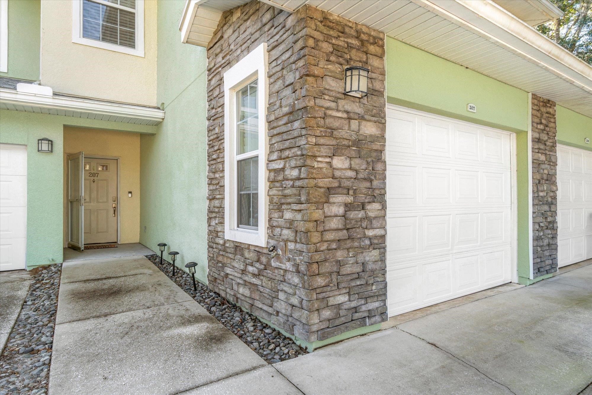 105 E Pine Hollow Trl Unit: 207