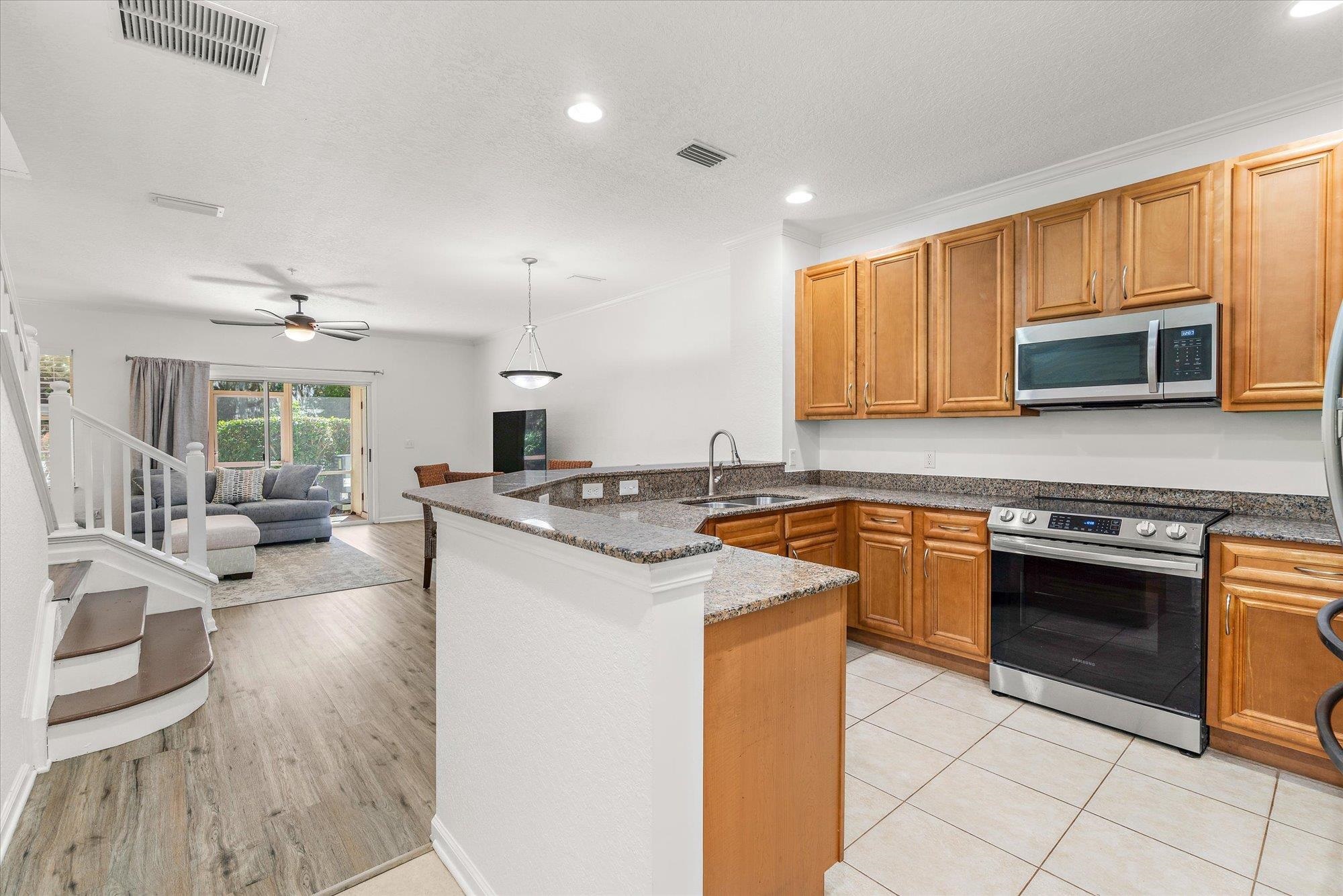 105 E Pine Hollow Trl Unit: 207