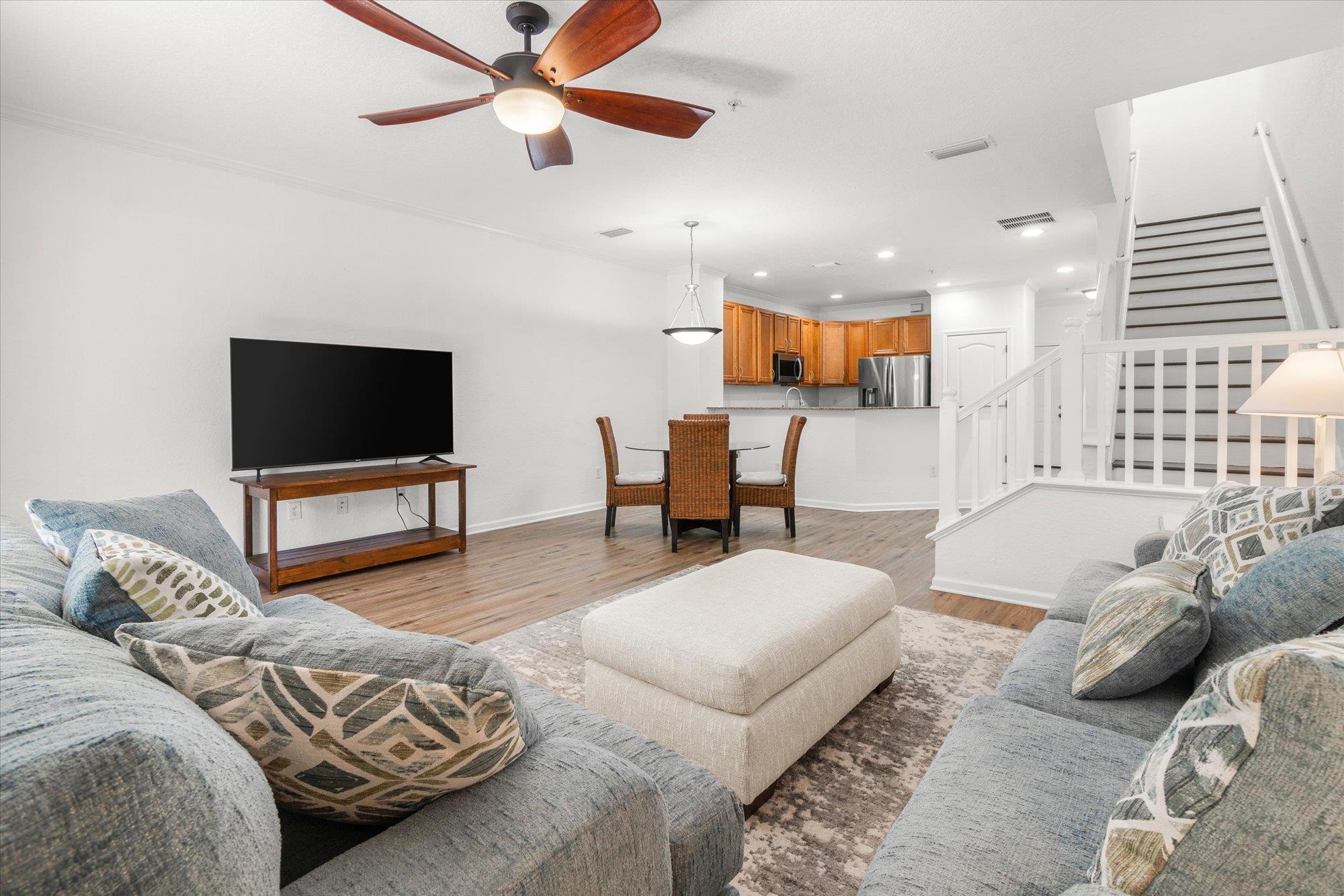 105 E Pine Hollow Trl Unit: 207