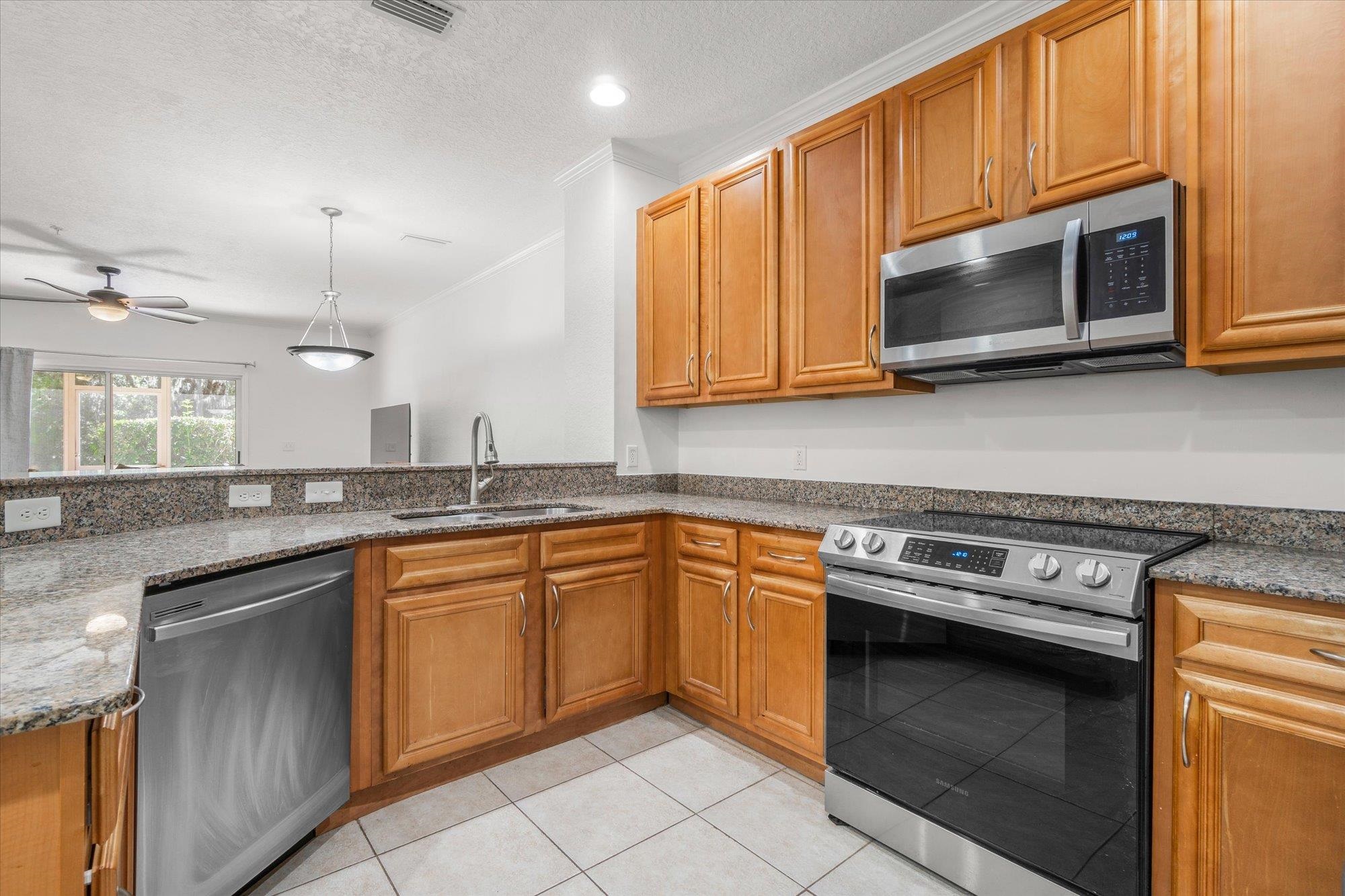 105 E Pine Hollow Trl Unit: 207