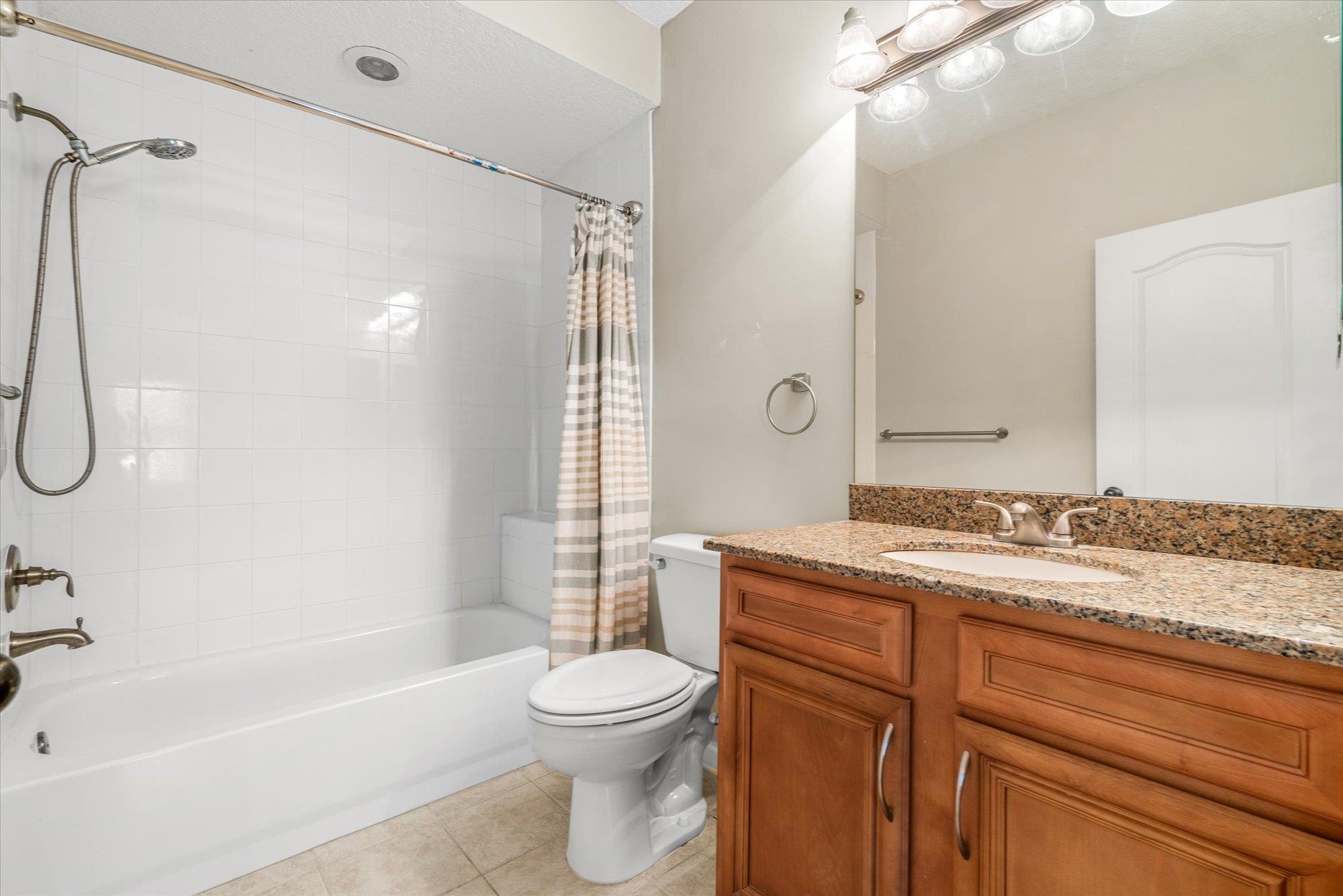 105 E Pine Hollow Trl Unit: 207