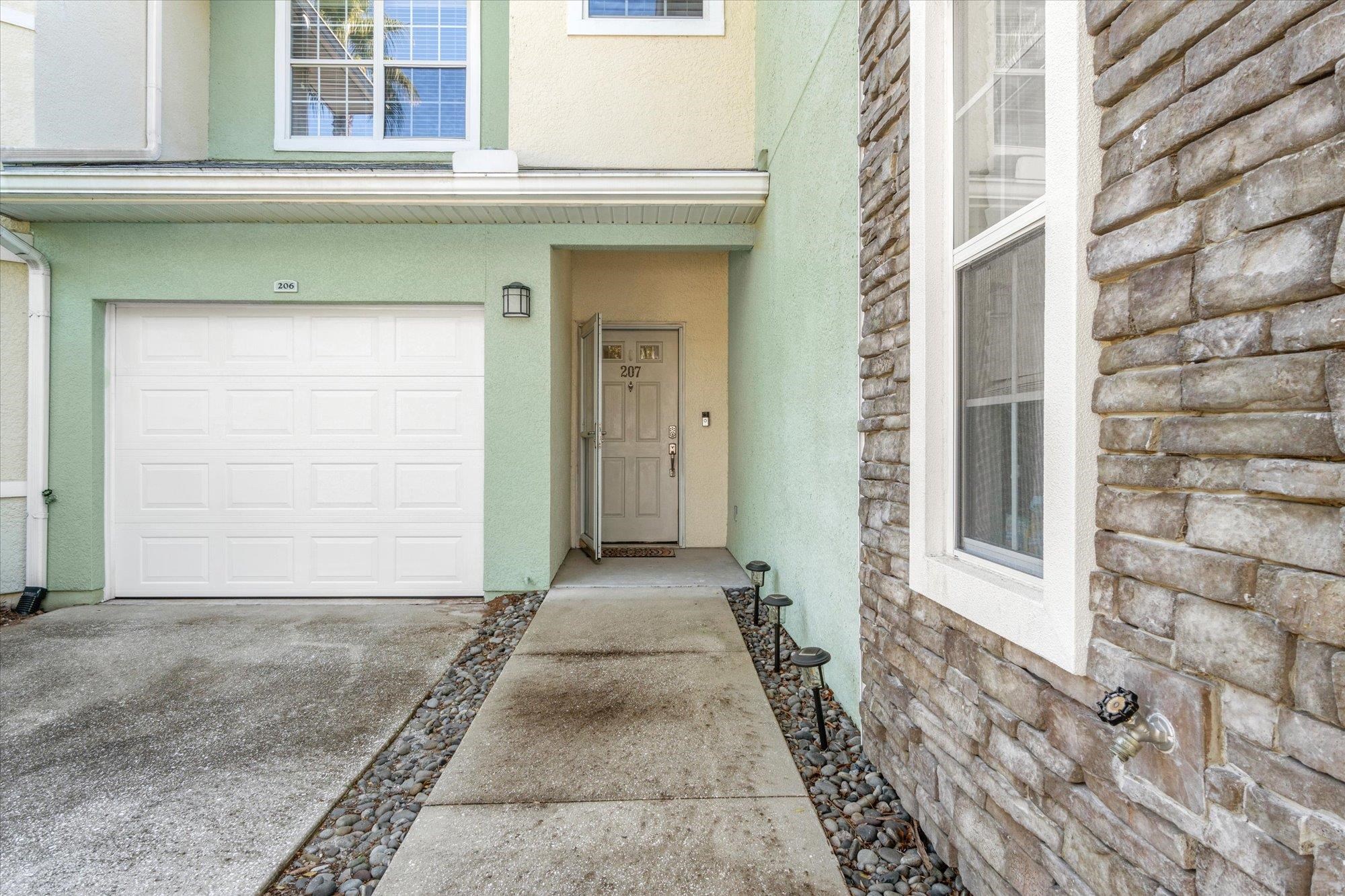 105 E Pine Hollow Trl Unit: 207