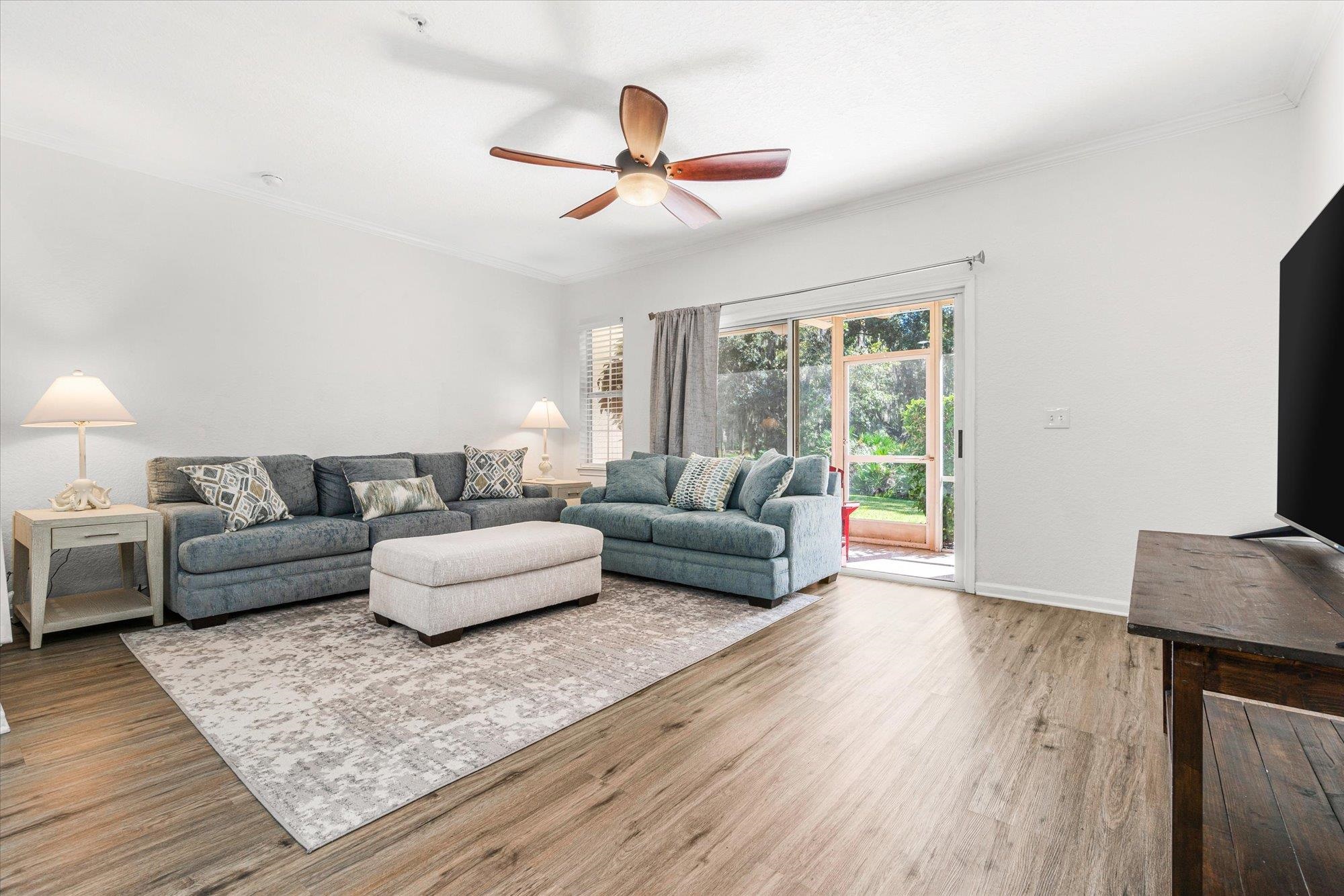 105 E Pine Hollow Trl Unit: 207