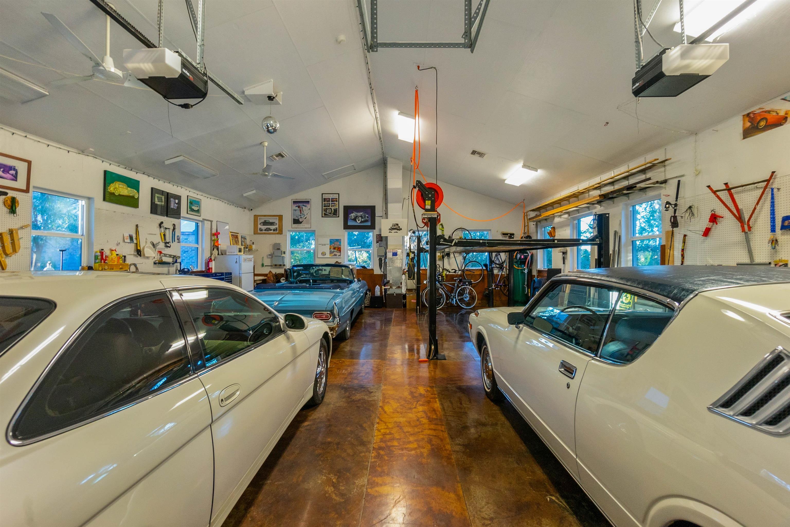 160 W Genung St