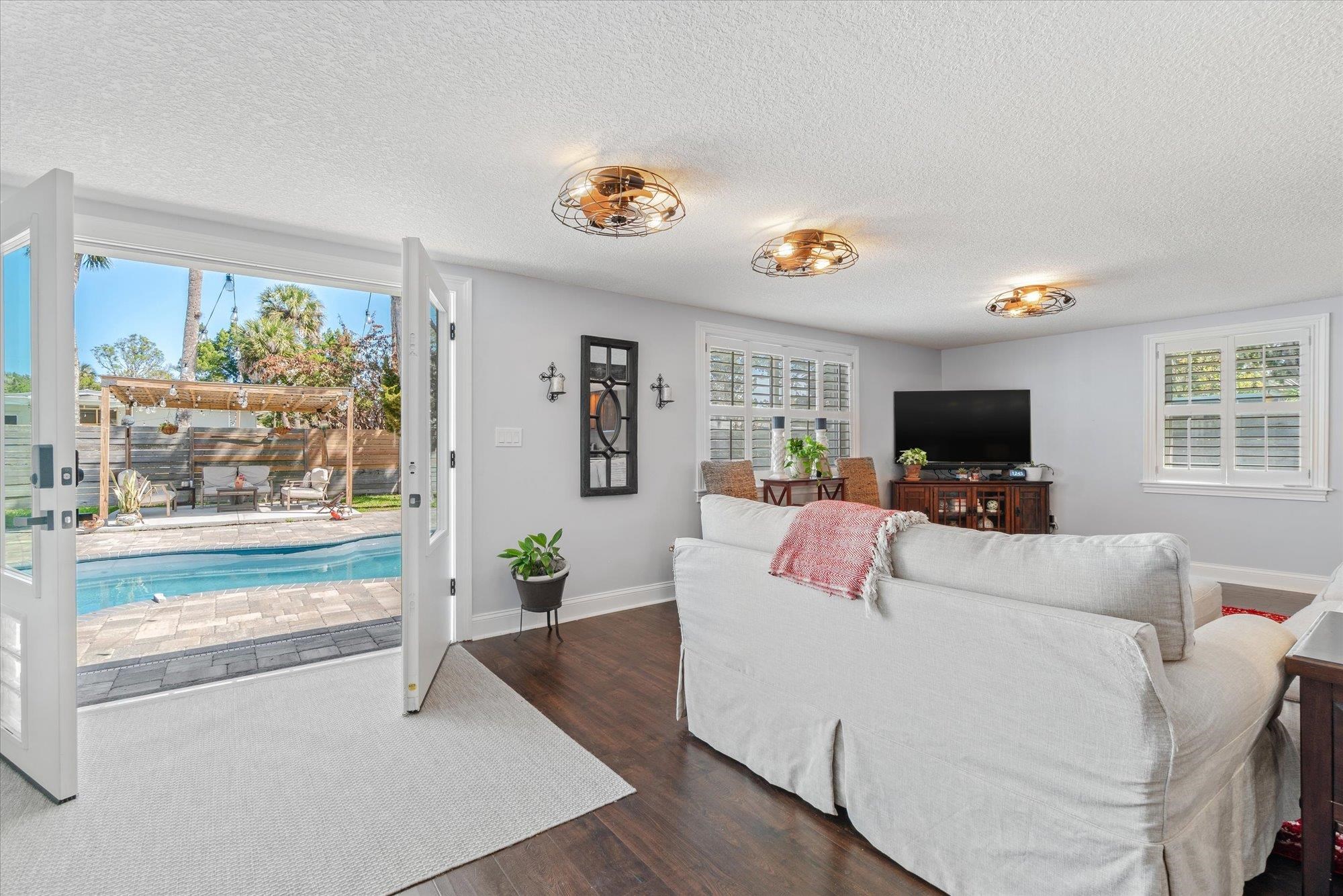 256 S Matanzas Blvd