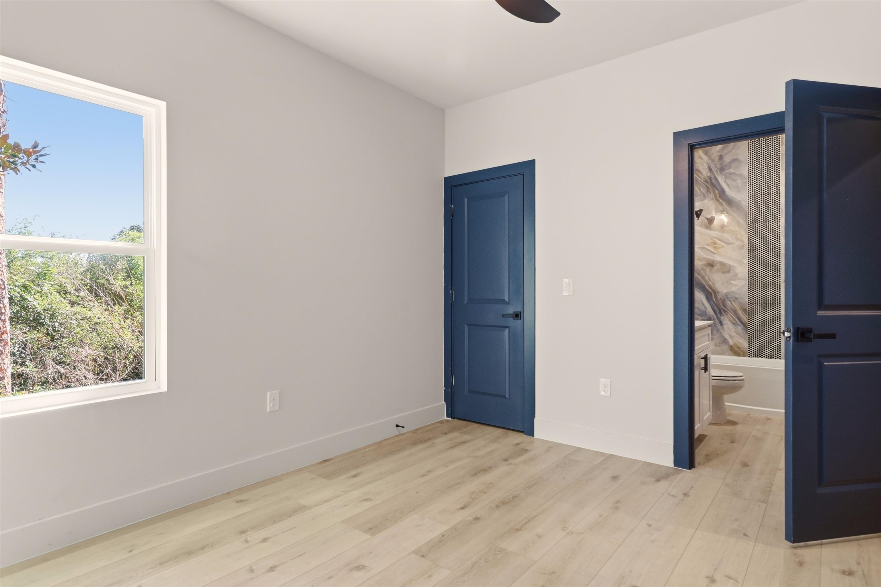 18 E Park Ave