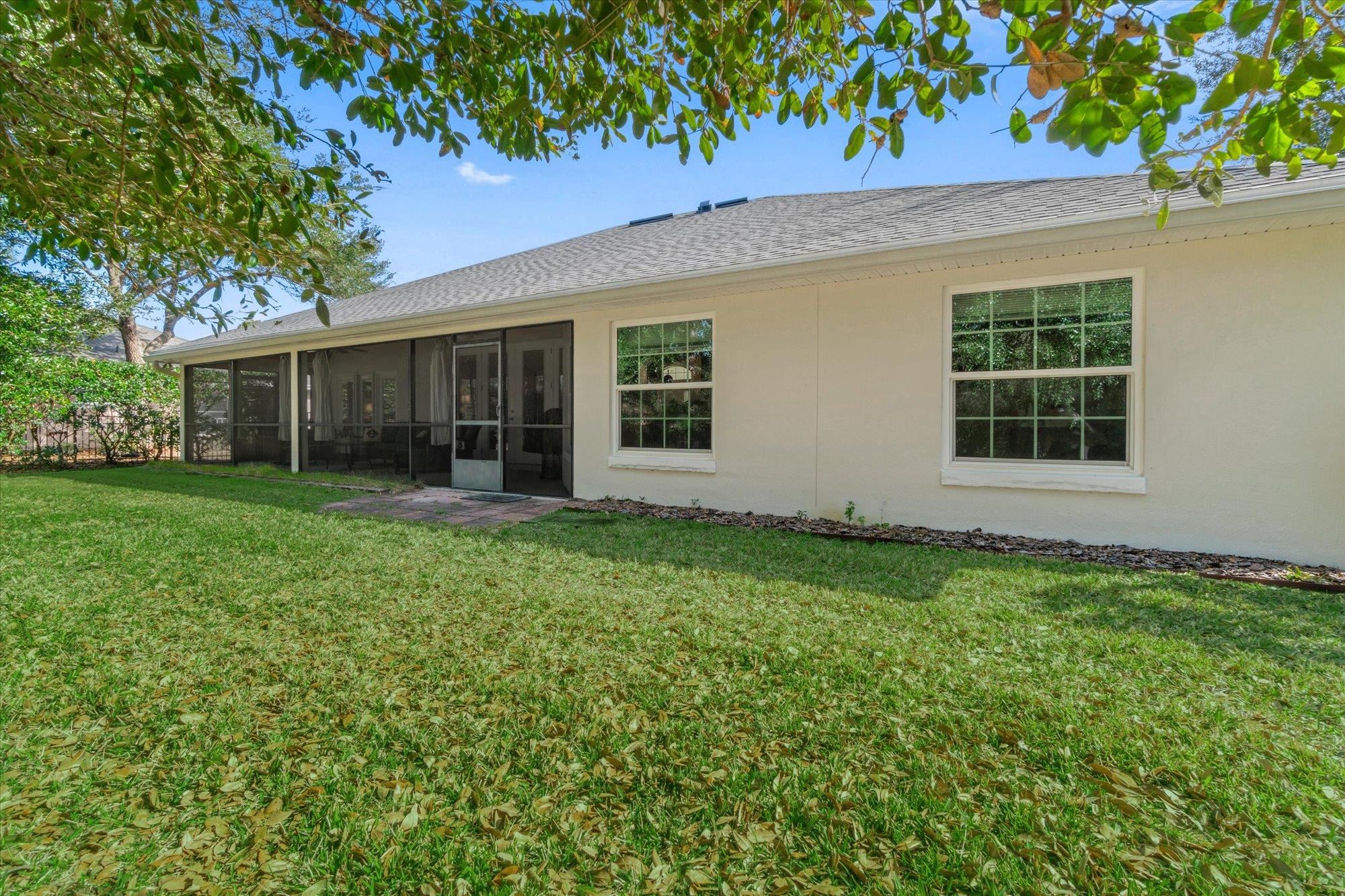 937 Mirror Lake Dr