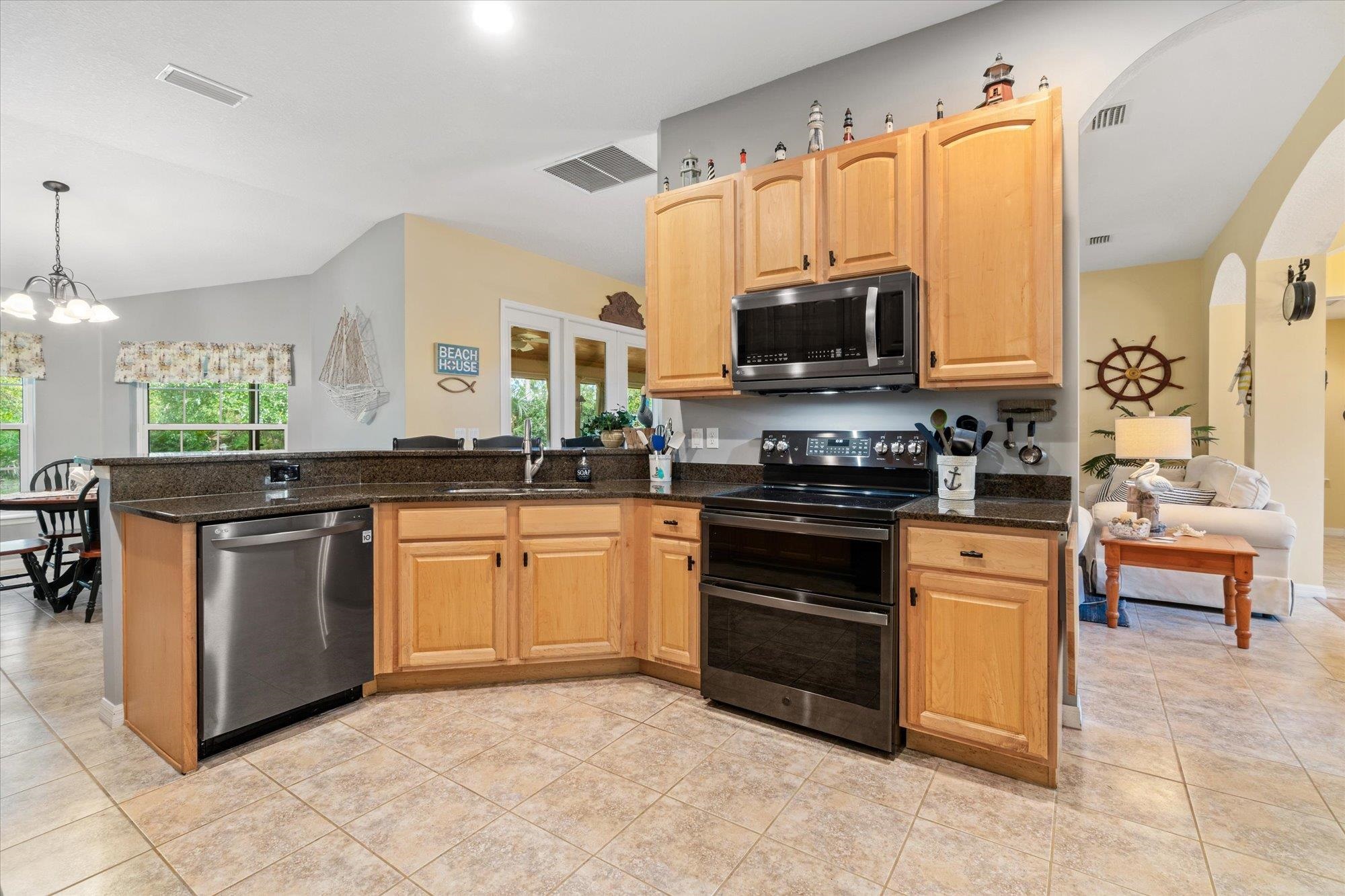 937 Mirror Lake Dr