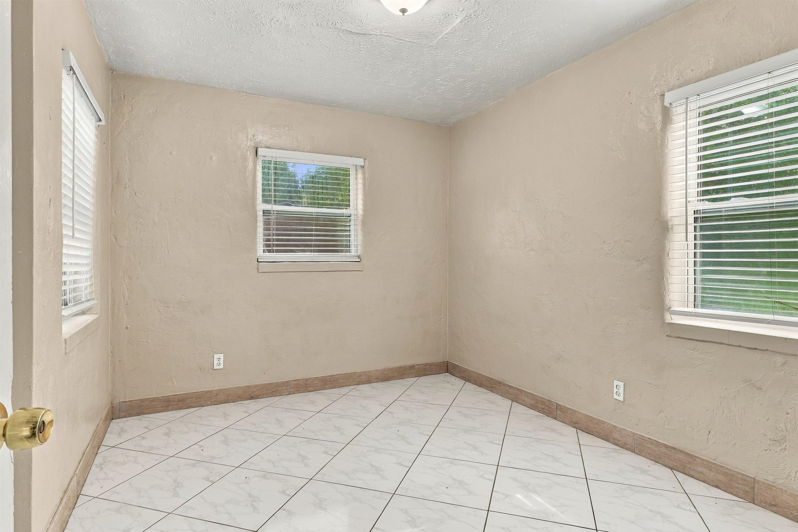 4117 E Eve Dr