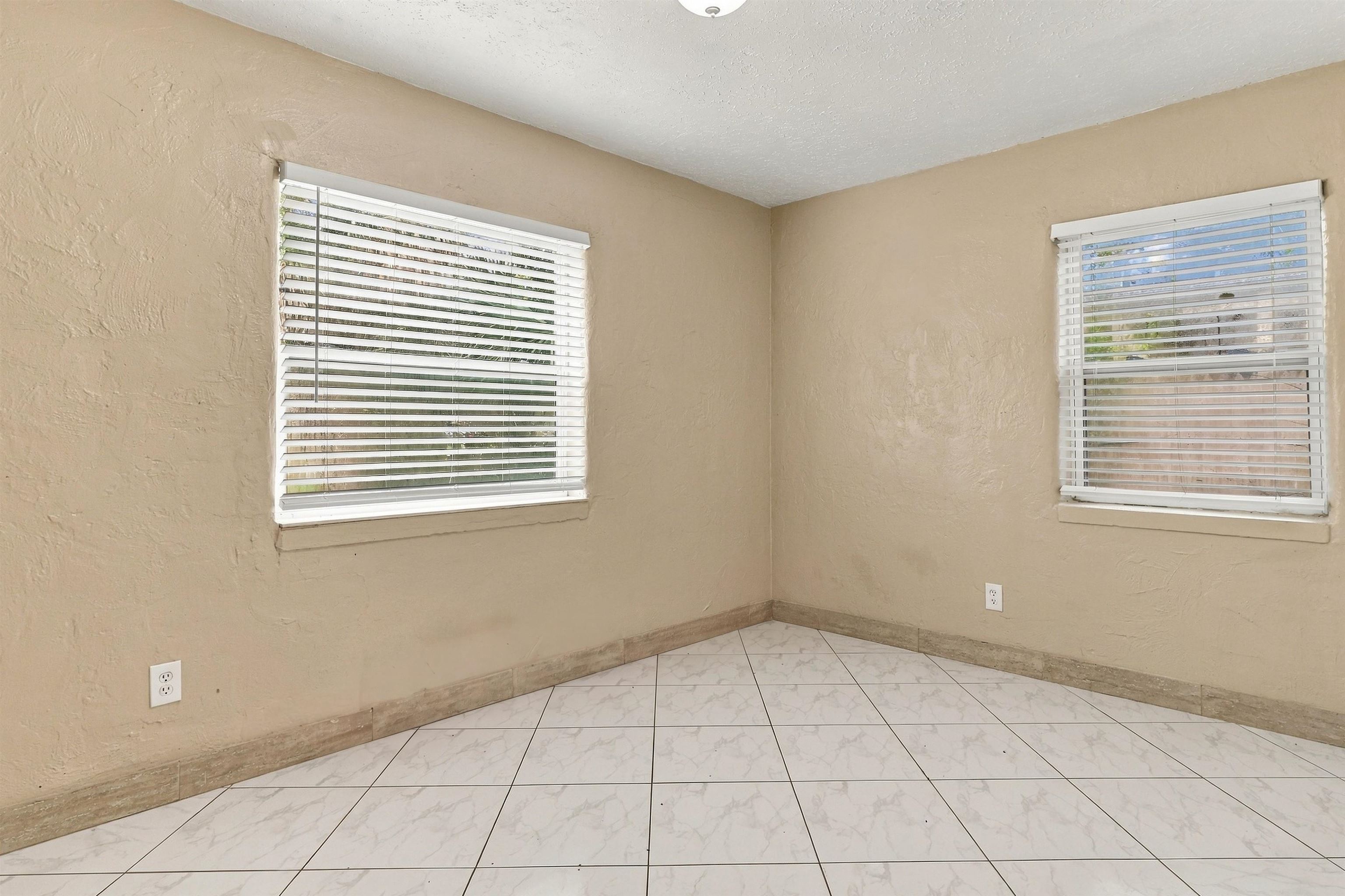 4117 E Eve Dr