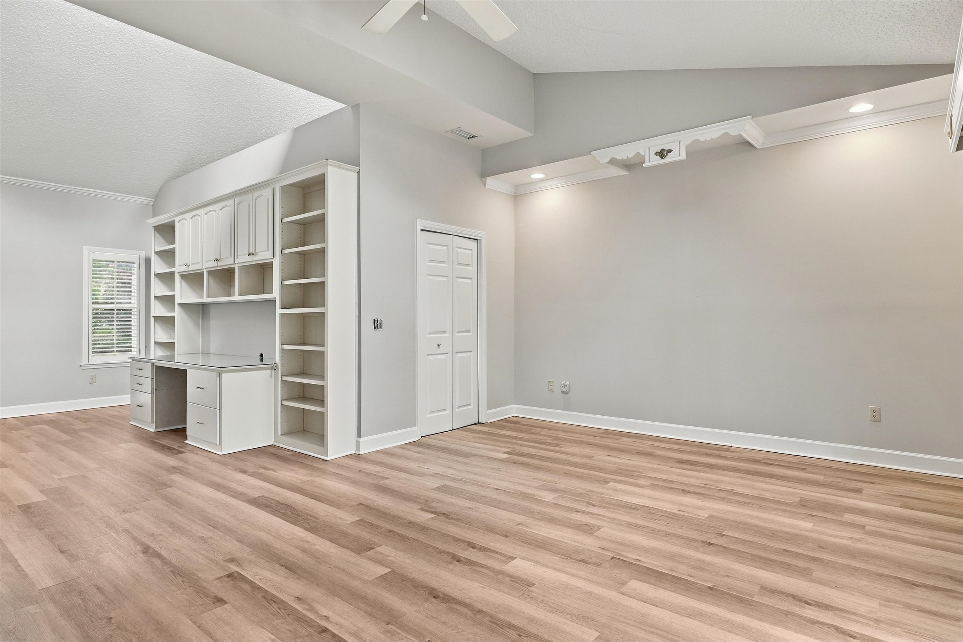 60 N Roscoe Blvd
