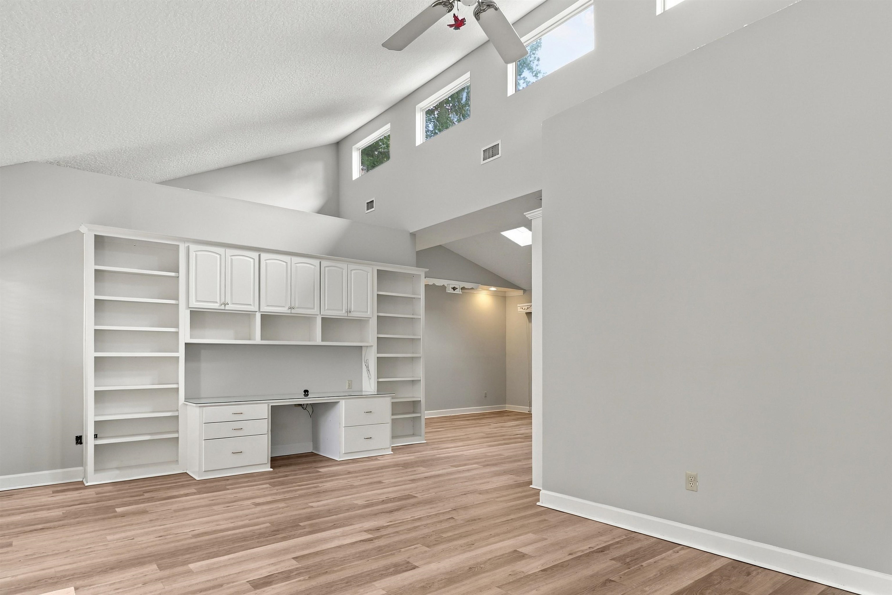 60 N Roscoe Blvd