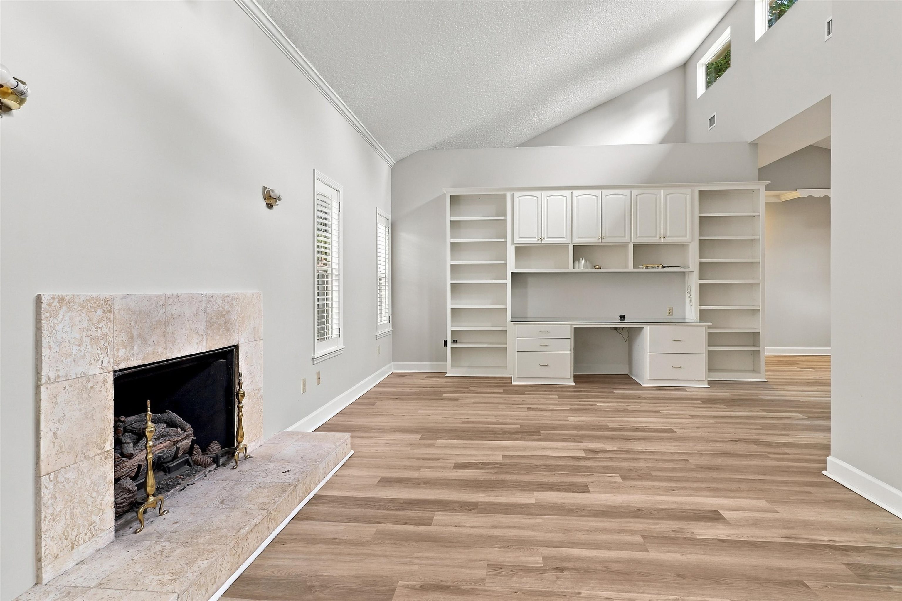 60 N Roscoe Blvd