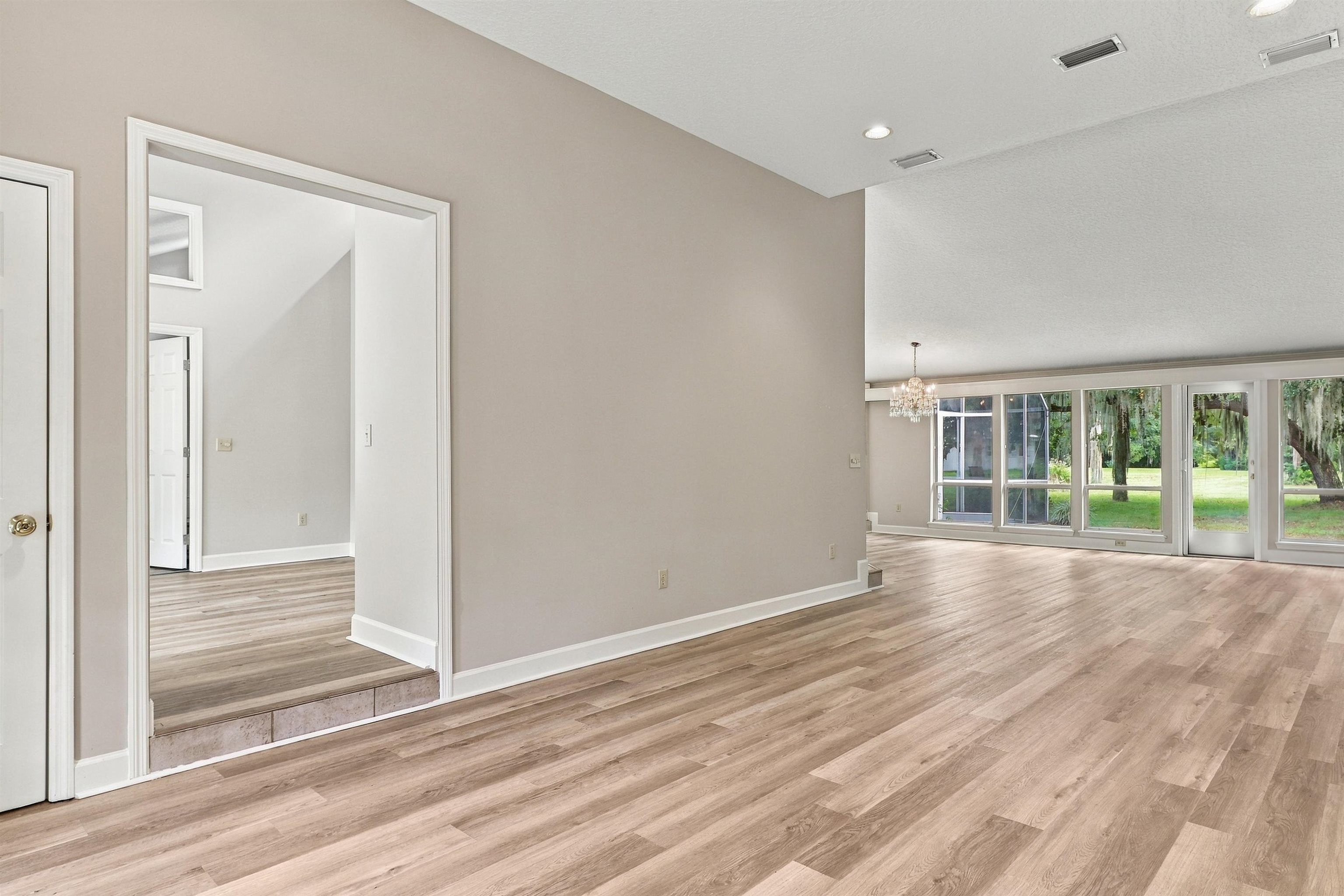 60 N Roscoe Blvd