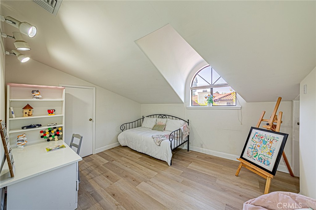 1737 Gainsborough Road