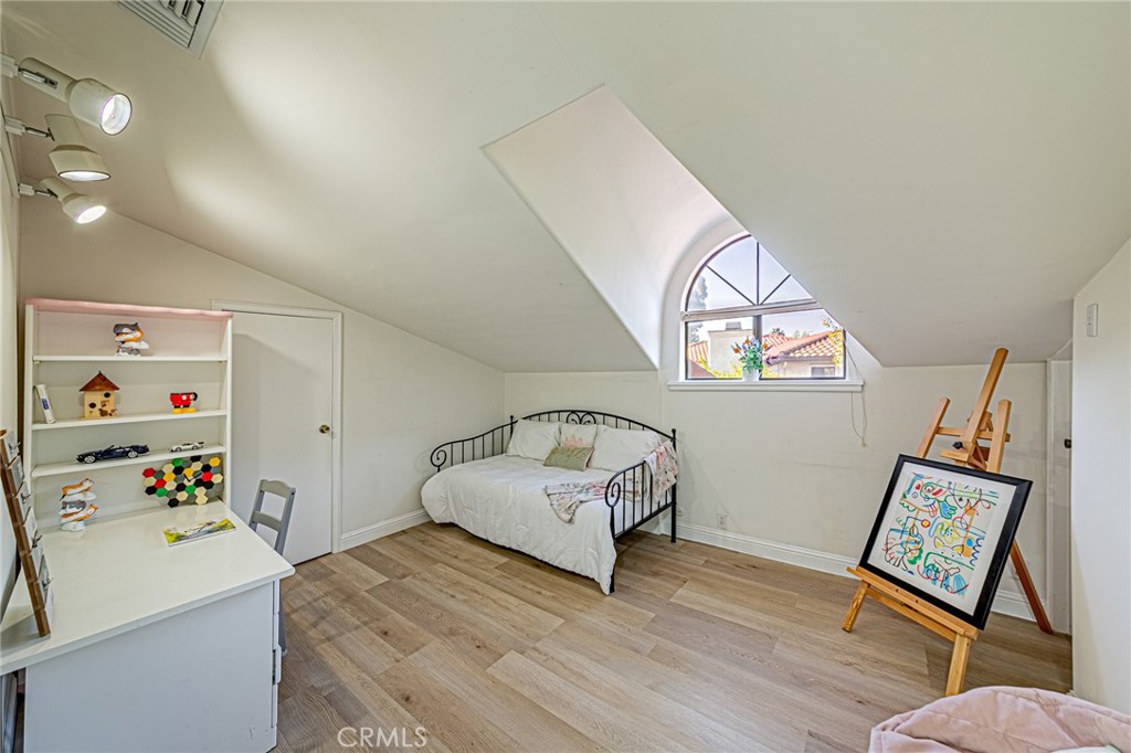 1737 Gainsborough Road