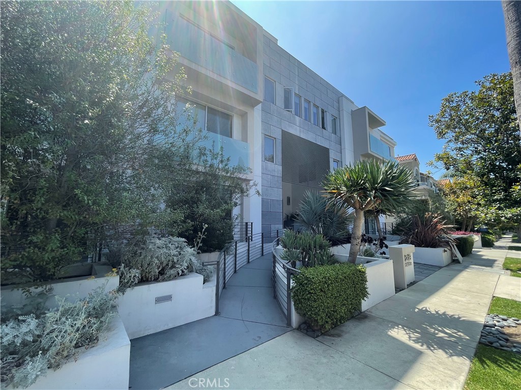 928 N Croft Avenue 104