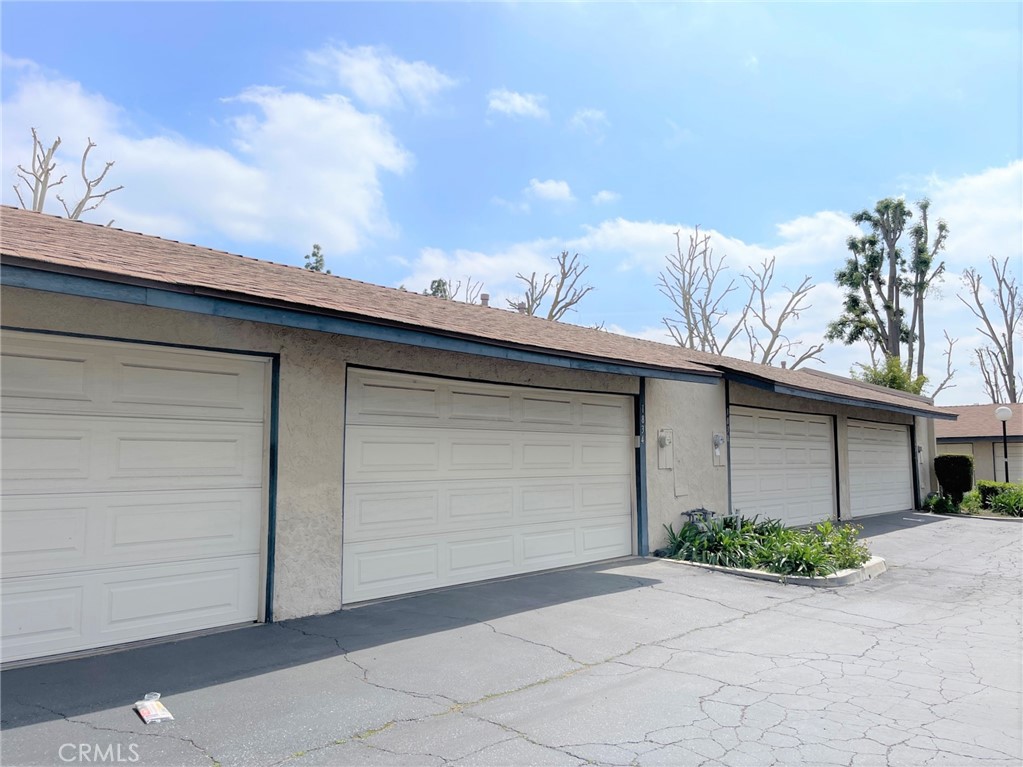 1834 Howard Court
