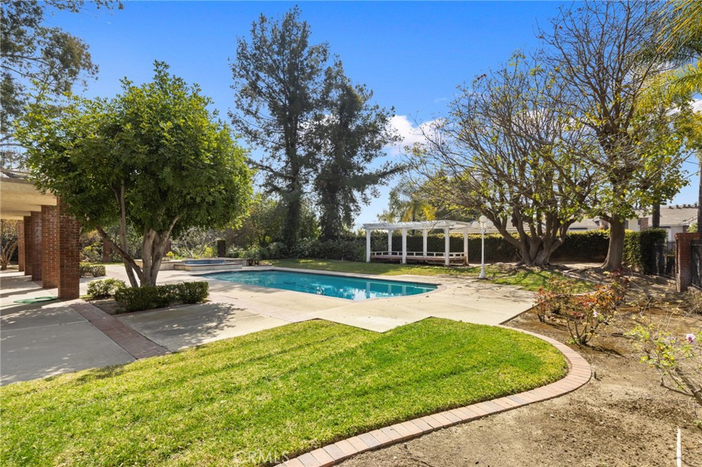 235 Silver Tree Road