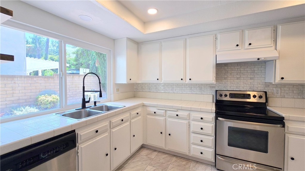 27 Knollview Drive