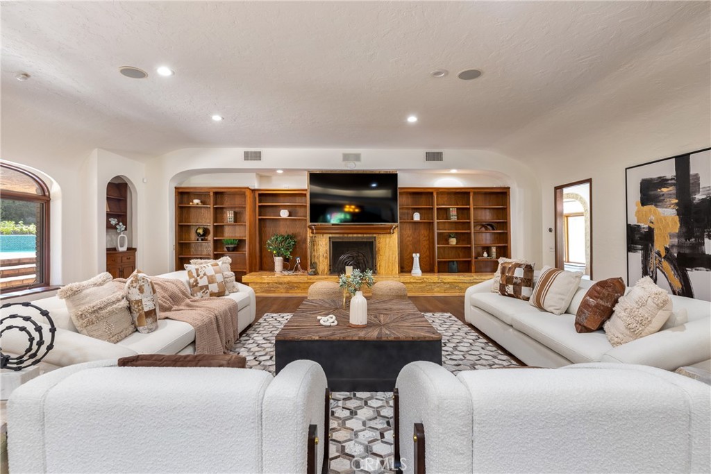 5206 E Crescent Drive