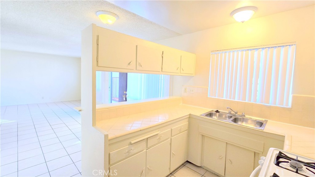 1026 W Granada Court 3