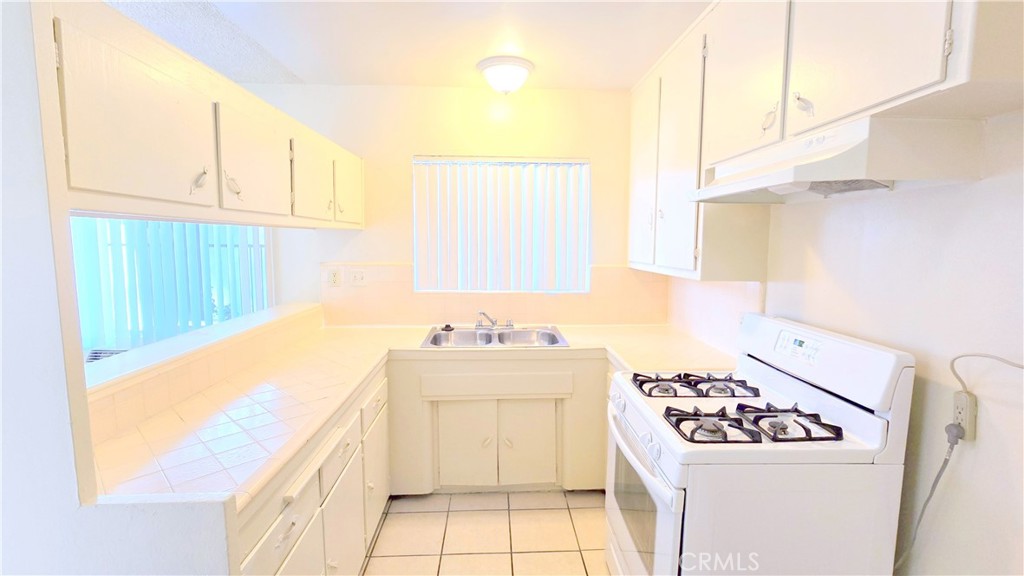 1026 W Granada Court 3