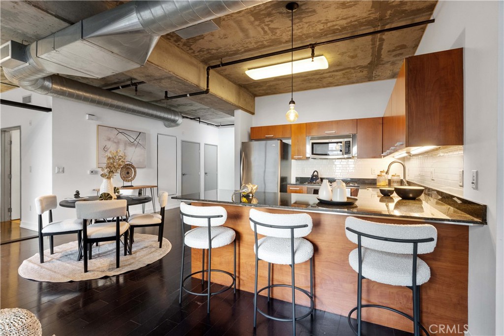 645 W 9th Street 318