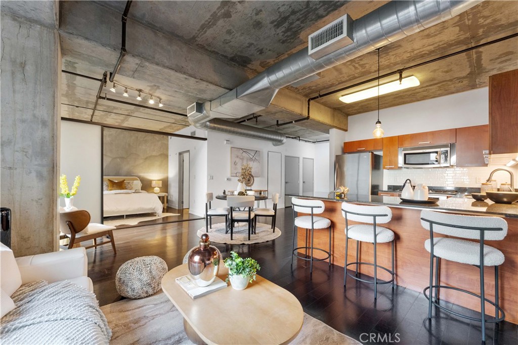 645 W 9th Street 318
