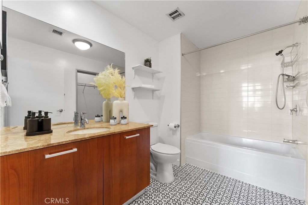 645 W 9th Street 318