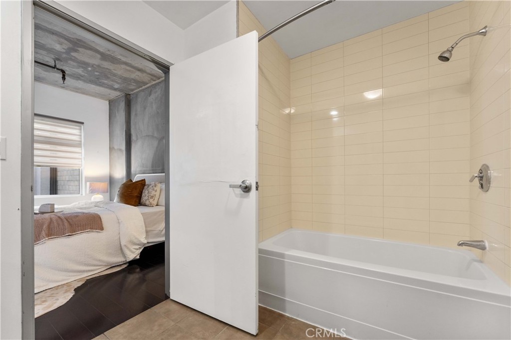 645 W 9th Street 318