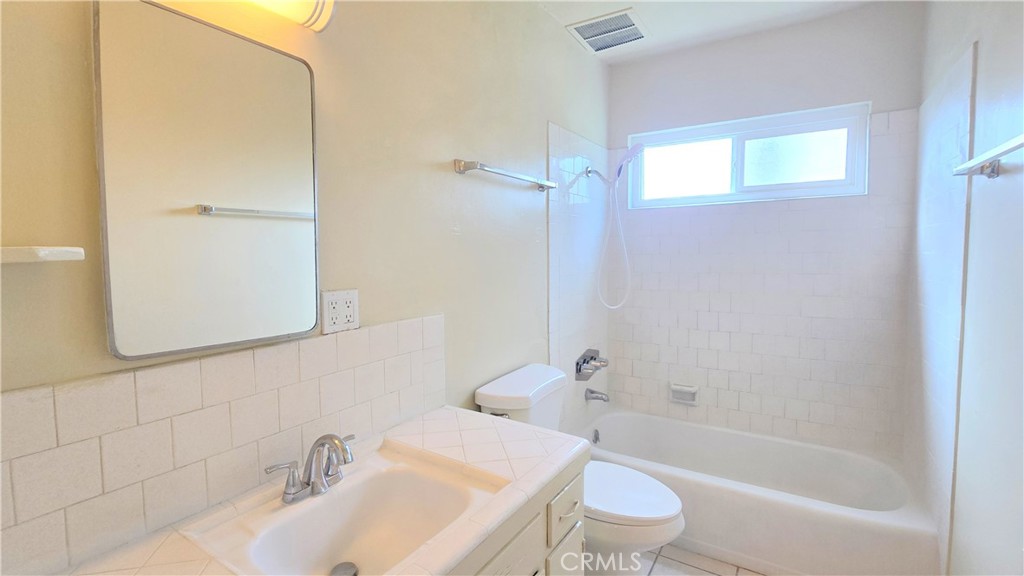 1026 W Granada Court 5