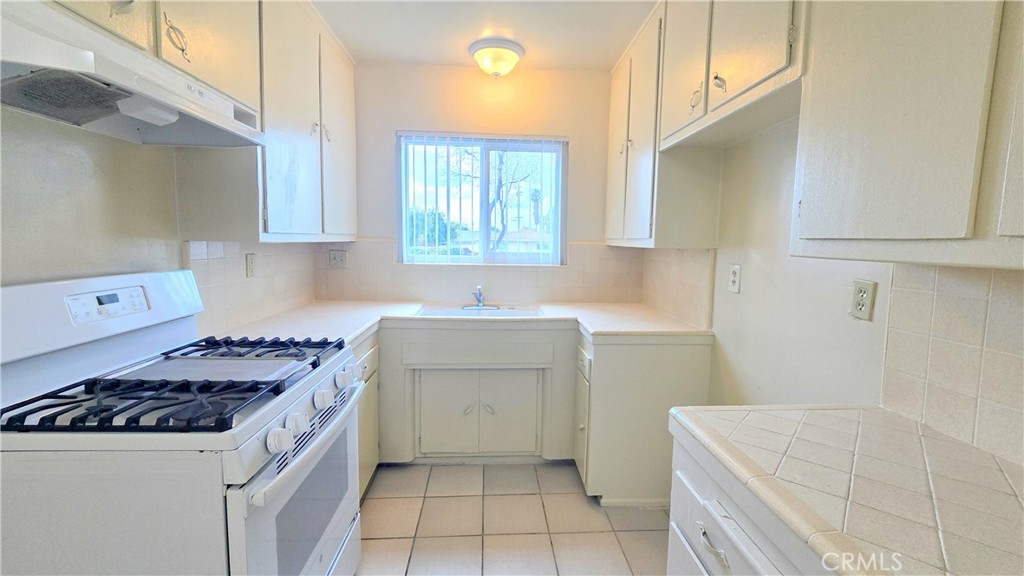 1026 W Granada Court 5