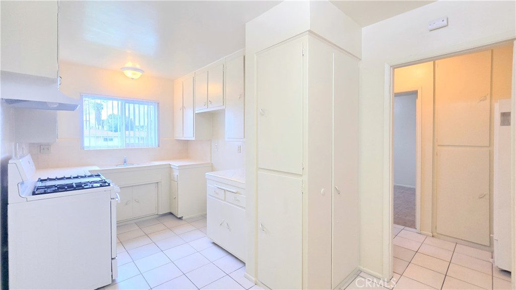 1026 W Granada Court 5