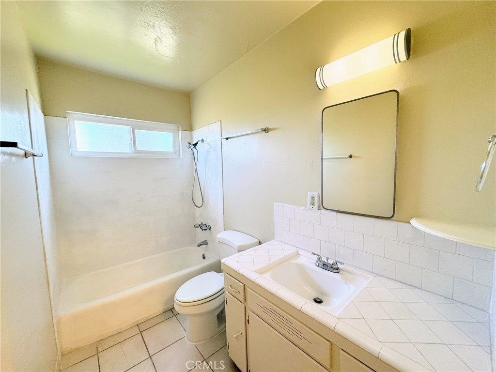 1026 W Granada Court 7
