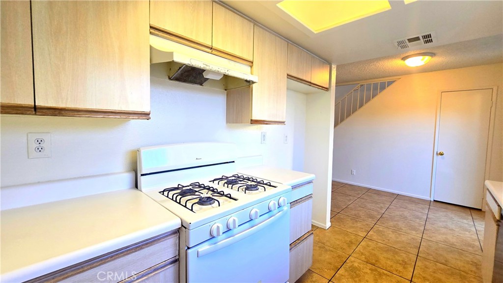 937 E Deodar Street 6