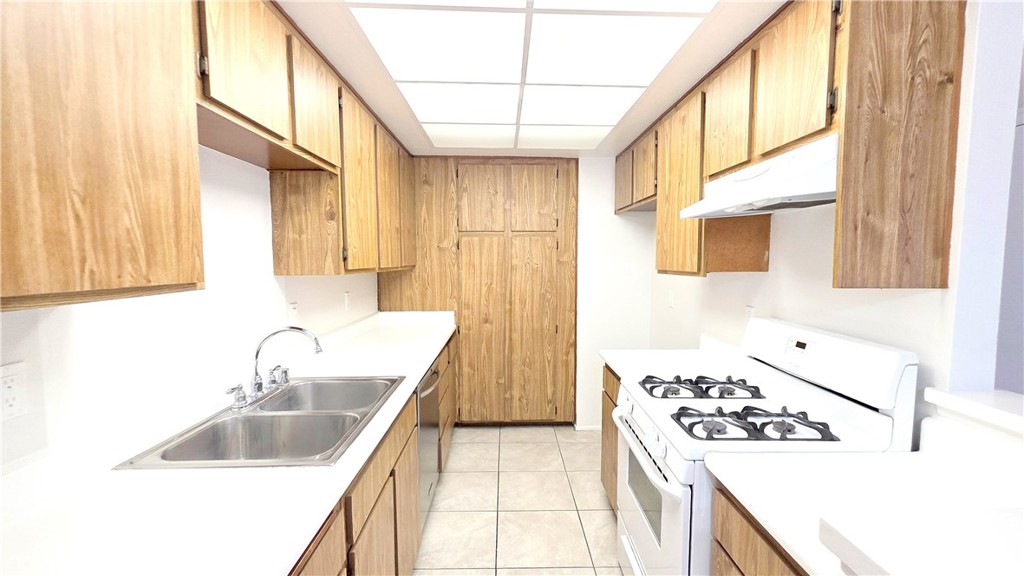 1049 W Francis Street F