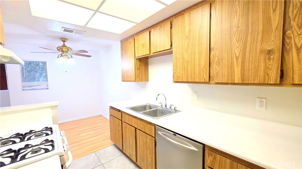 1049 W Francis Street F