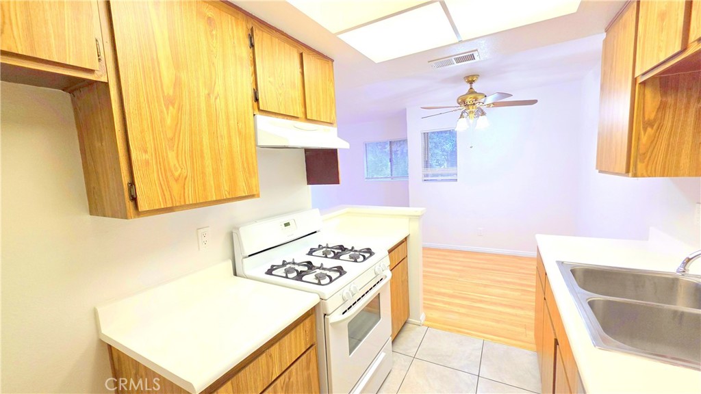 1049 W Francis Street F