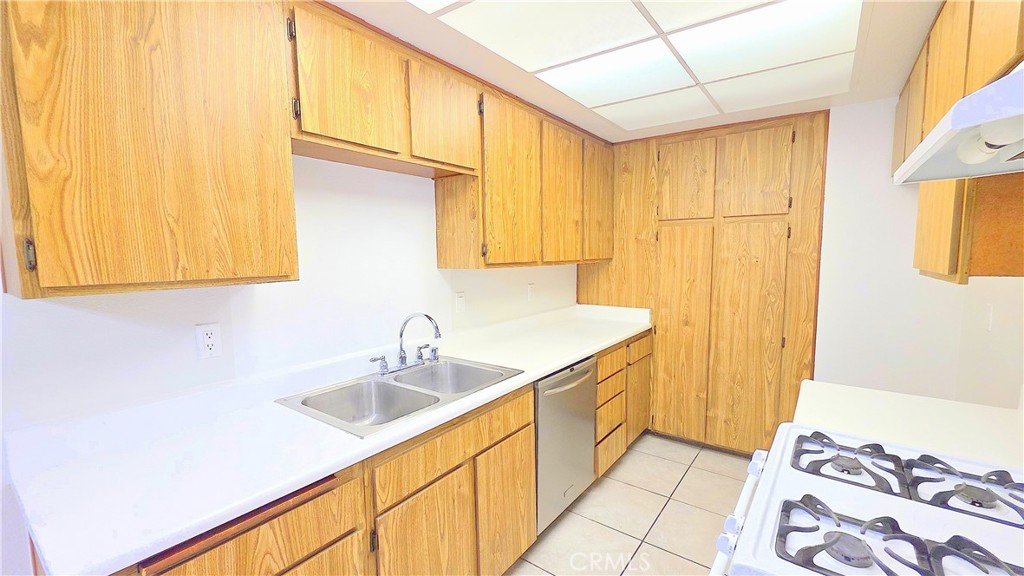 1049 W Francis Street F