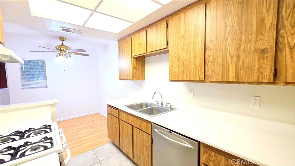 1049 W Francis Street F