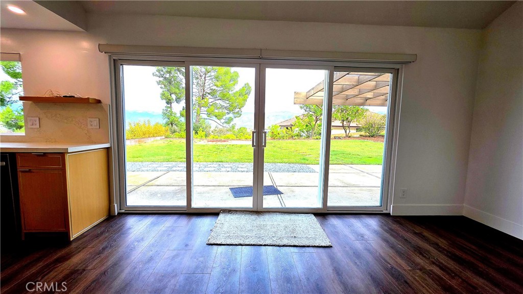 1546 Avenida Entrada
