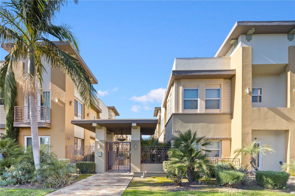 431 N Los Robles