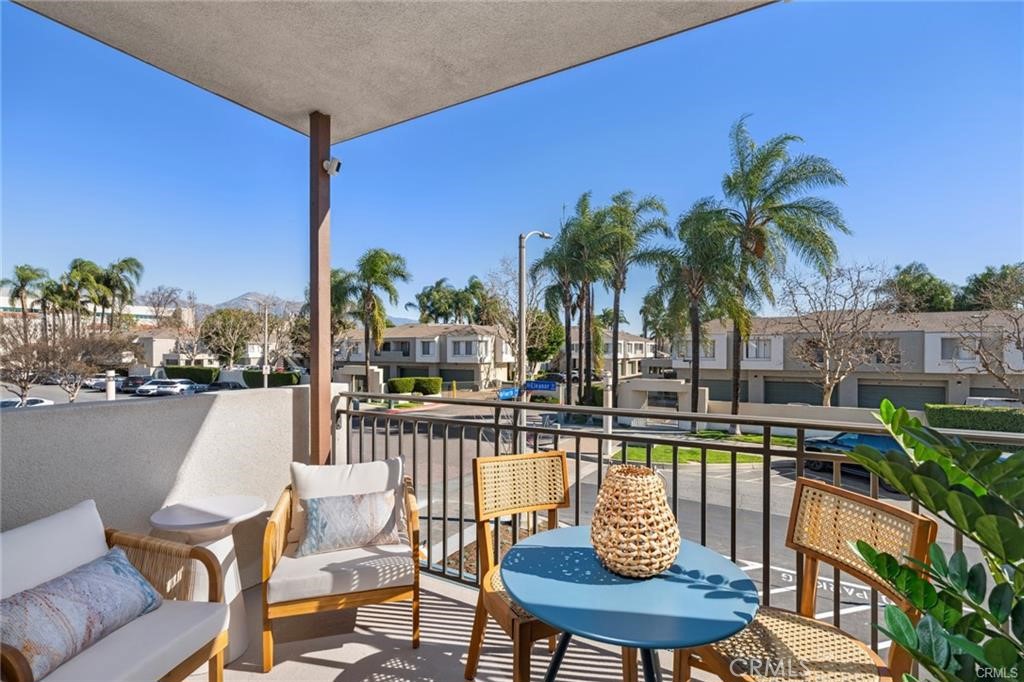 629 E Mission