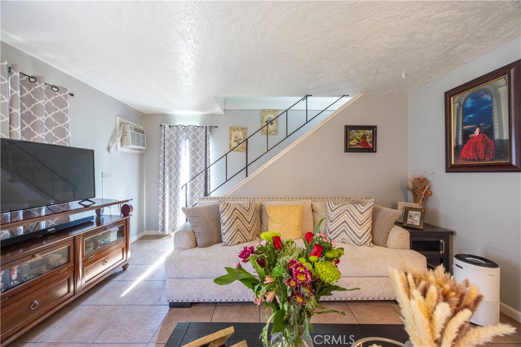 1038 N Sacramento Avenue