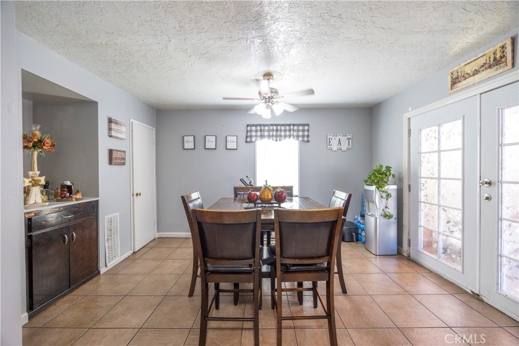 1038 N Sacramento Avenue