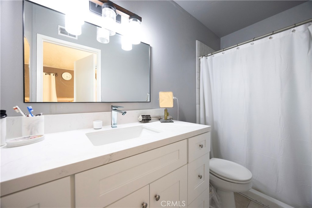 1038 N Sacramento Avenue