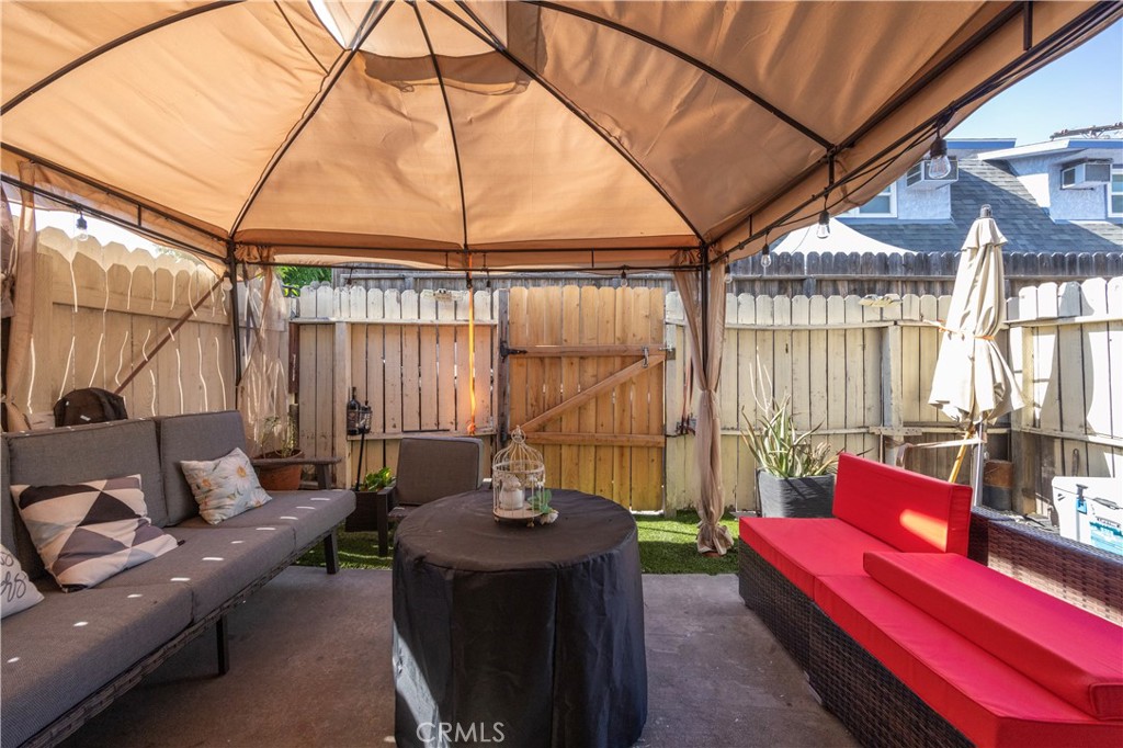 1038 N Sacramento Avenue